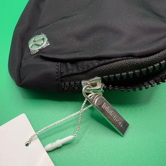 Lululemon Everywhere Beltbag 1L - Picture 3 of 6